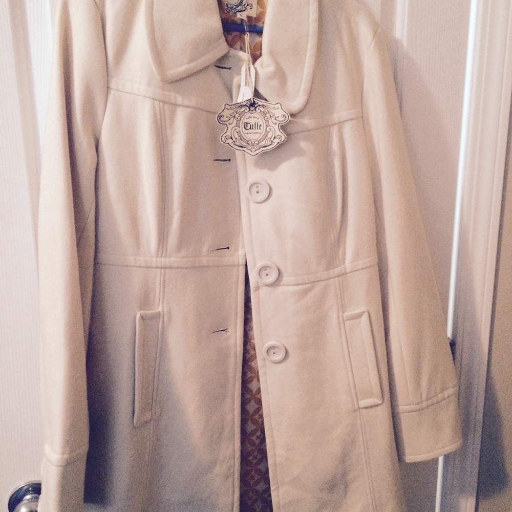 Beautiful white coat - Picture 3 of 3